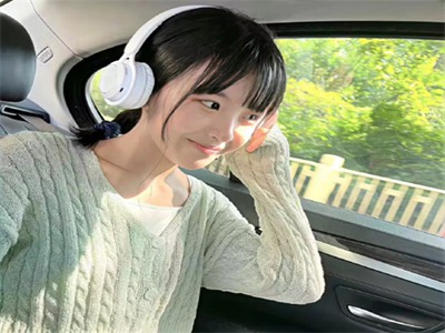 被变态挠乳尖笑到崩溃,商场尴尬瞬间，女士幽默化解挠乳尖惊魂