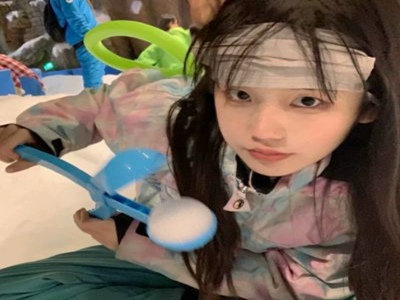 老外一个吃奶一个添下面,游客奇行为引关注，揭秘焦虑症困扰-3