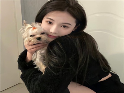 没穿衣服的美女软建,性感自拍引争议，美丽与隐私的较量