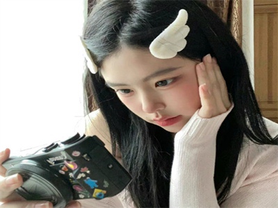 美女脱内衣内裤露出尿口,商场惊现脱衣事件，美女为何当众露尿口？-1