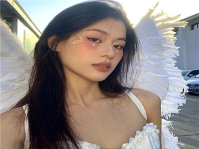 艳女直播广告,直播魅力揭秘：艳女广告如何俘获年轻心-2