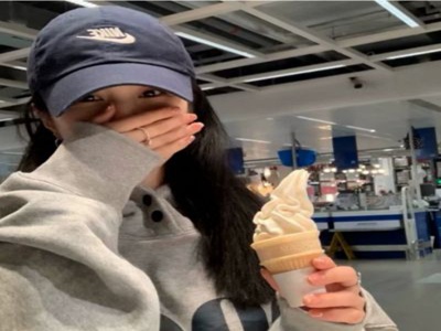 美女脱内衣内裤露出尿口,商场惊现脱衣事件，美女为何当众露尿口？-2