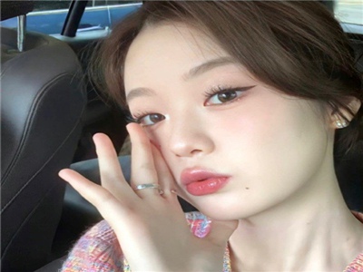 男生女生在床上做剧烈运动软件,床边运动新潮流，趣味健身乐趣多