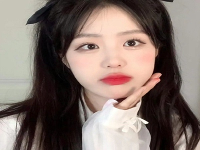 美女脱内衣内裤露出尿口,商场惊现脱衣事件，美女为何当众露尿口？-3
