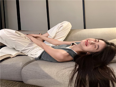 上海一大妈和小伙一起看新闻,街头偶遇：大妈小伙共赏新闻，温情满满-2