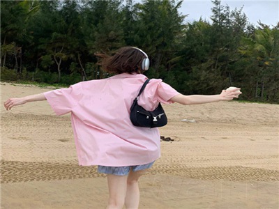 女人脱掉衣服裤子的应用。,勇敢女性新工具，安全求助新选择