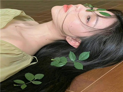 坏人用羽毛刷小姑娘的脚底心作文,温暖羽毛：班主任的特别关爱-3