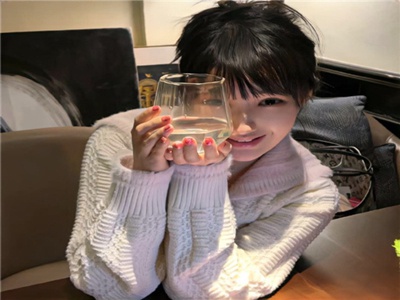 婆婆打麻将儿媳和公公在厨房亲热,邻里见证尴尬瞬间，和谐家庭如何修复？-4