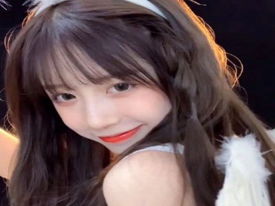 艳女直播广告,直播魅力揭秘：艳女广告如何俘获年轻心-3