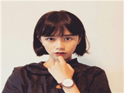 妈妈用手指在狗儿后背写字,母爱满满：狗儿后背写字感动人心