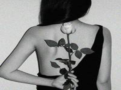Chinese老女人老熟妇HD,街头辣眼表演引争议，中年女性魅力何在？-2