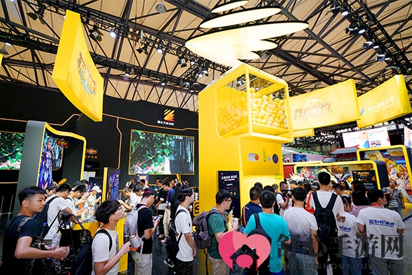 2018CJ最炫展台：巨型扭蛋机惊艳登场，扭蛋比足球还巨